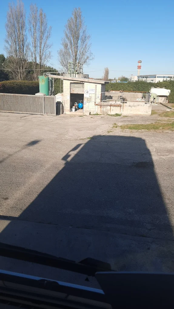 Tank container in lavorazione