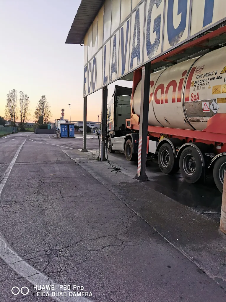 Alessandra Angotti davanti alla pista di lavaggio